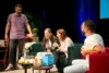 Zwei lachende Frauen auf grünem Sofa im Gespräch mit zwei Moderatoren bei einer Bühnentalkrunde mit Catchbox-Mikrofon.