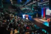Volles Publikum bei einer KidsDoc-Tour-Veranstaltung, Blick auf die Bühne mit Talk-Sitzecke und Leinwand
